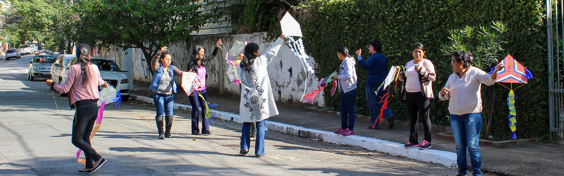 Pipas migrantes coloridas sobre o céu